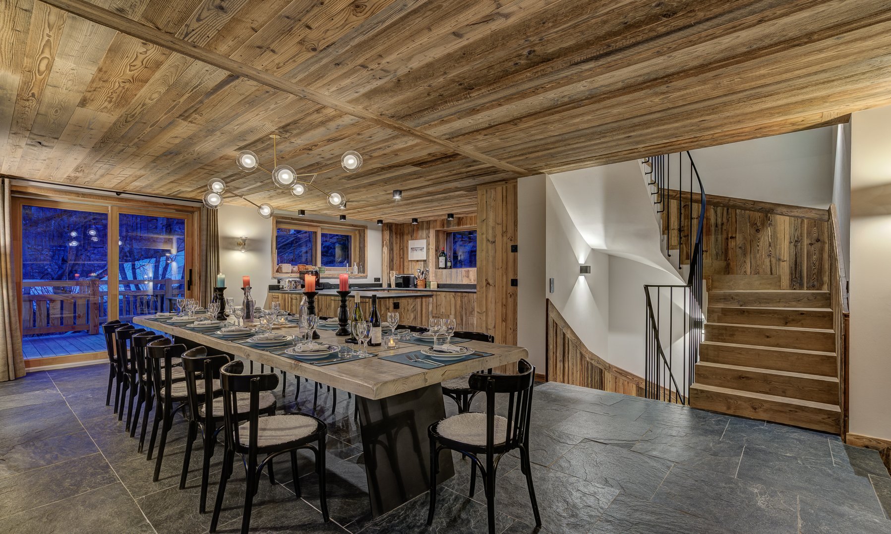 The spacious dining area in Chalet Bergeronnette Meribel Nantgerel