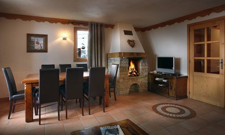The Dining area and fireplace in a 6 person apartment in Chalet des Neiges Plein Sud Val Thorens