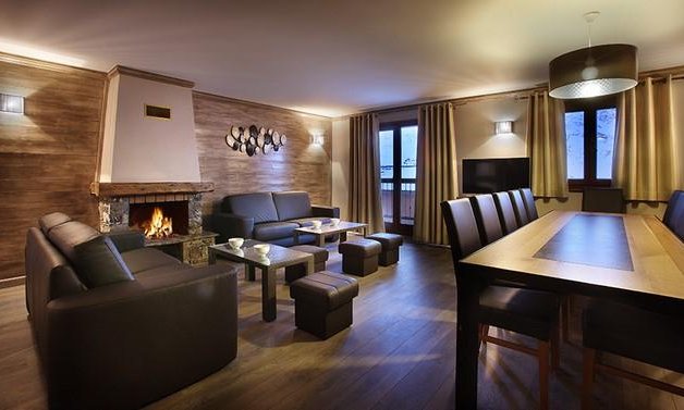 The Dining and living area in a Chalet des Neiges Hermine 12 person apartment in Val Thorens