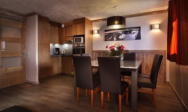 The Dining and kitchen area in the 6 person apartment in Chalet des Neiges Hermine apartments in Val Thorens
