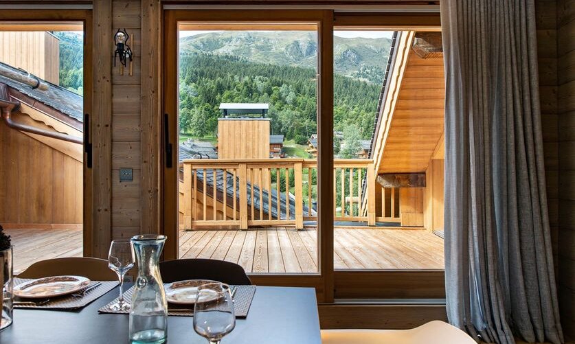 The dining area and terrace in Apartment Le Glaciers 12 Meribel