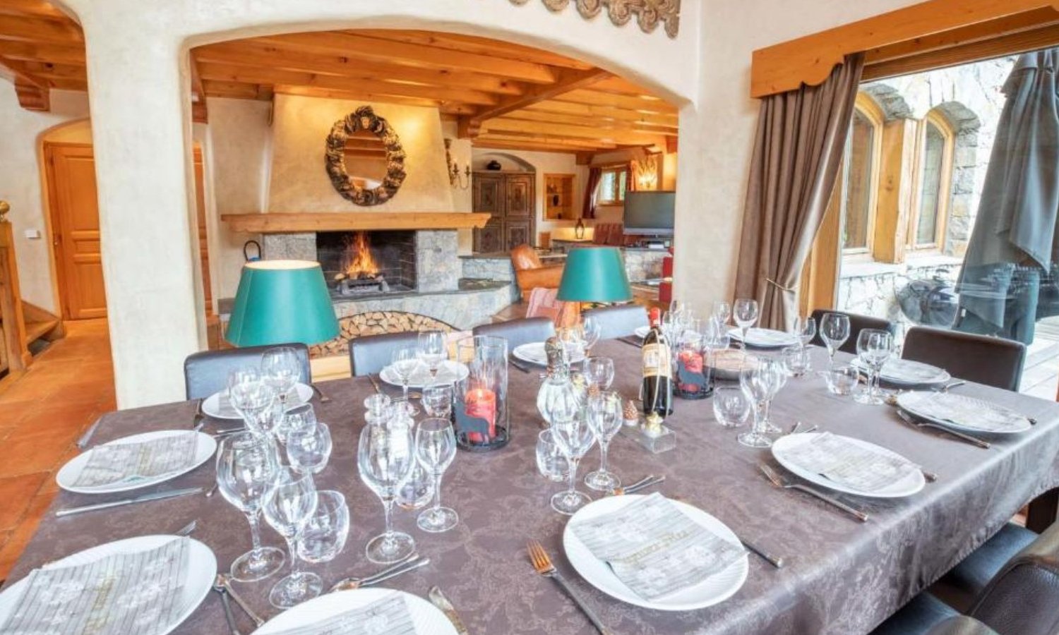 The dining area in Chalet Mira Belum Meribel