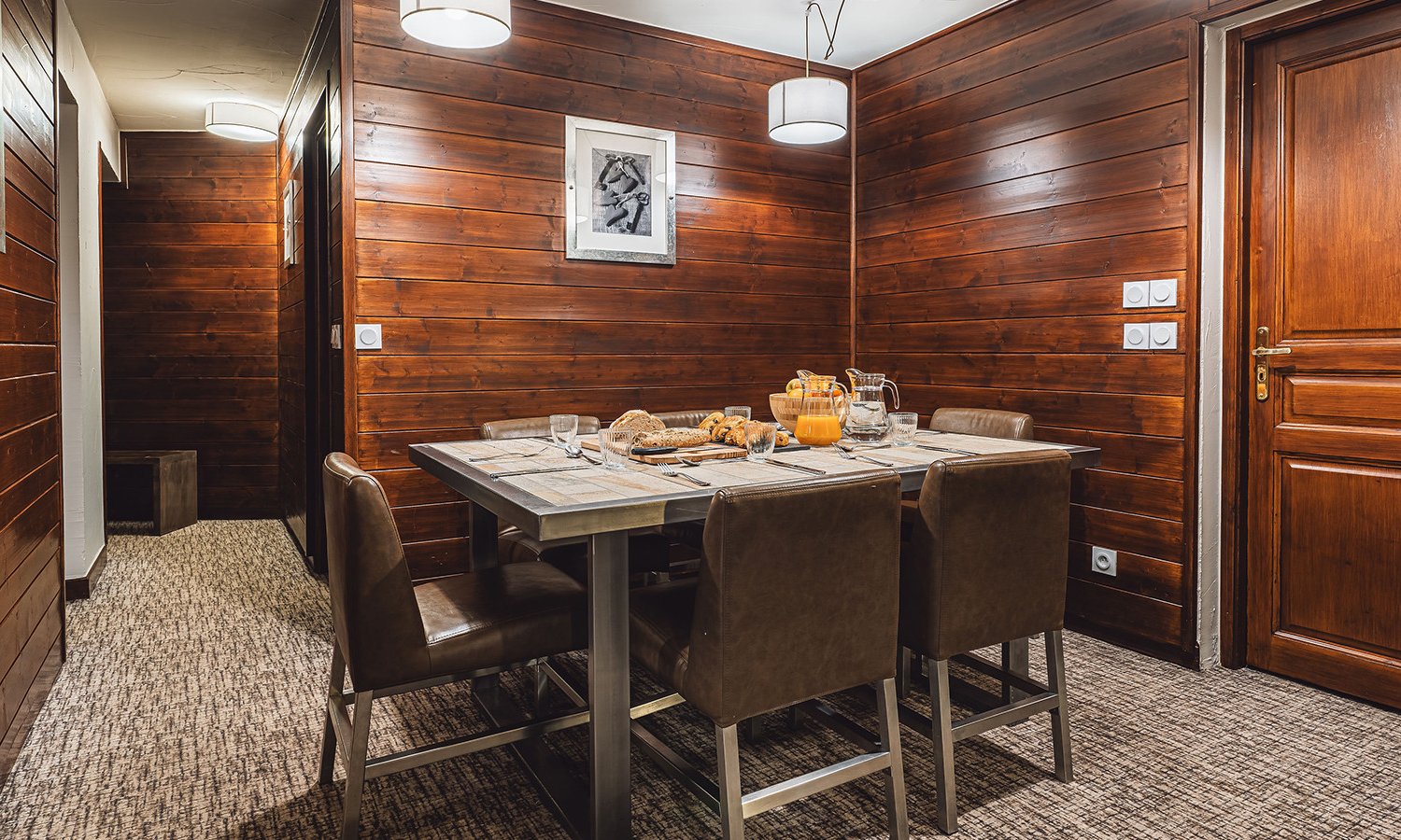 The dining area in Chalet Libra Val Thorens