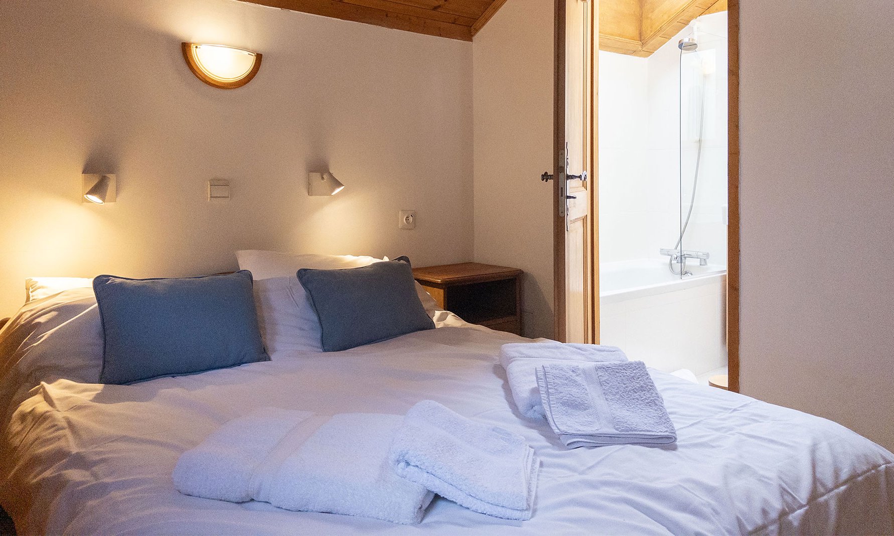 A Double Bedroom in Apartment Jardin in Meribel Morel