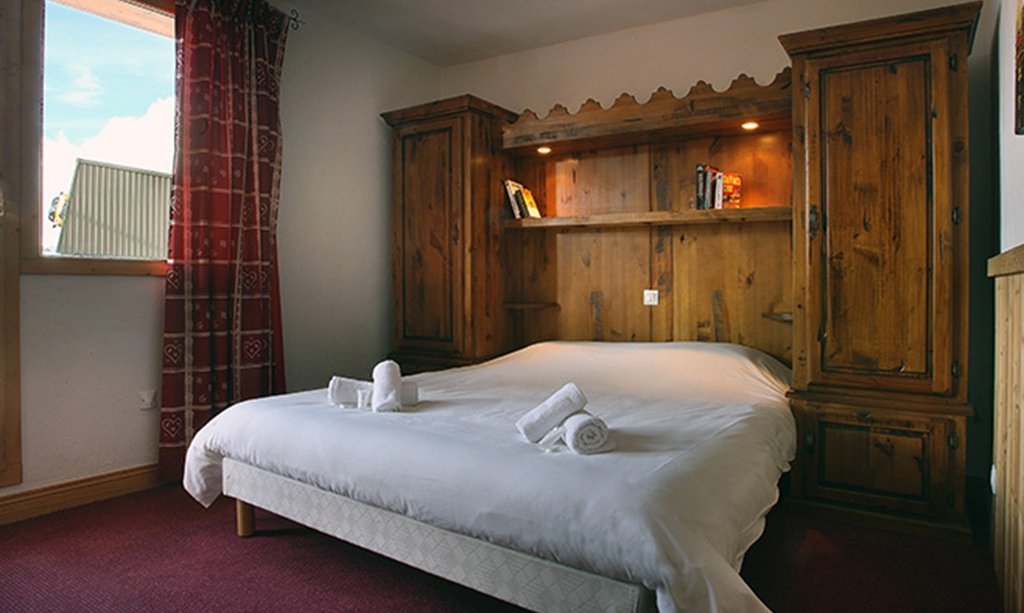 One of the Double bedrooms in an apartment Chalet des Neiges Plein Sud Val Thorens
