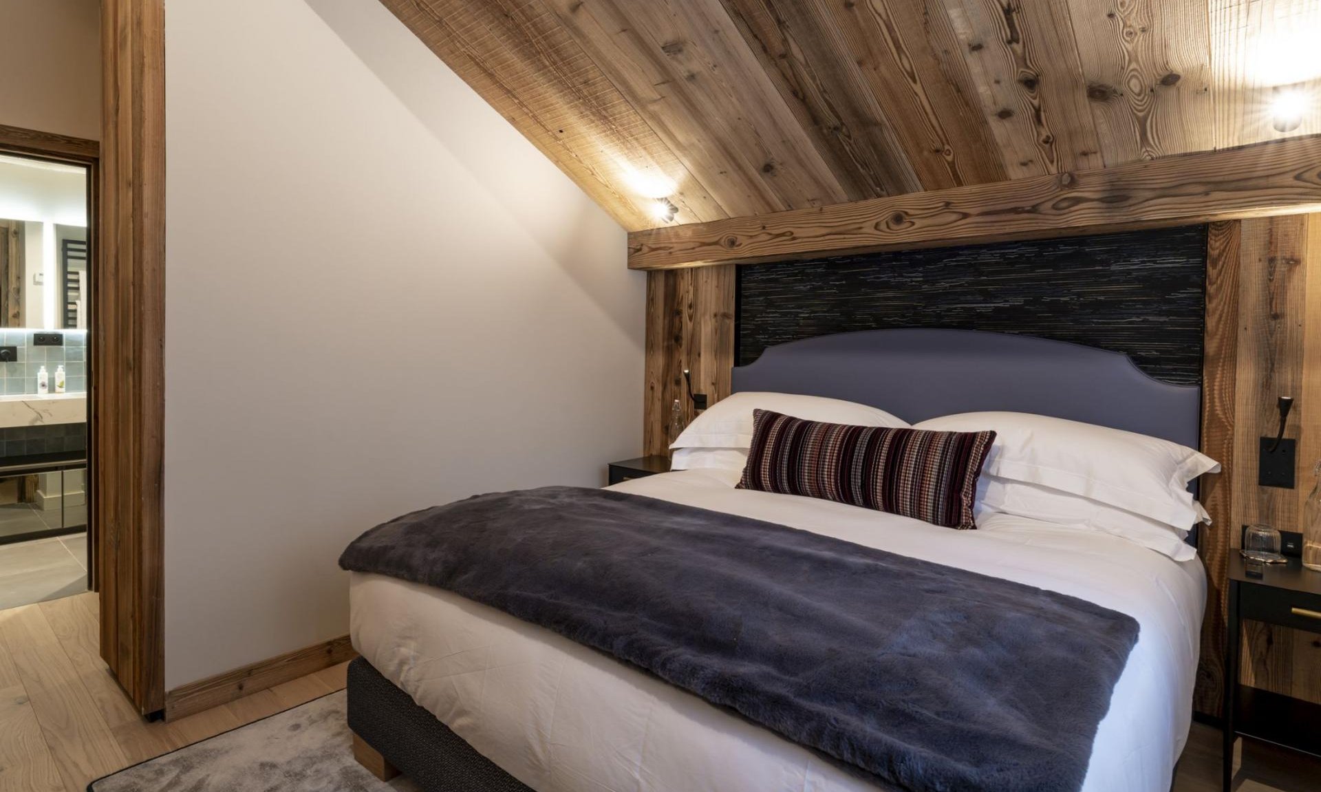 A double bedroom in Chalet Apartment Le Cygne Meribel Centre