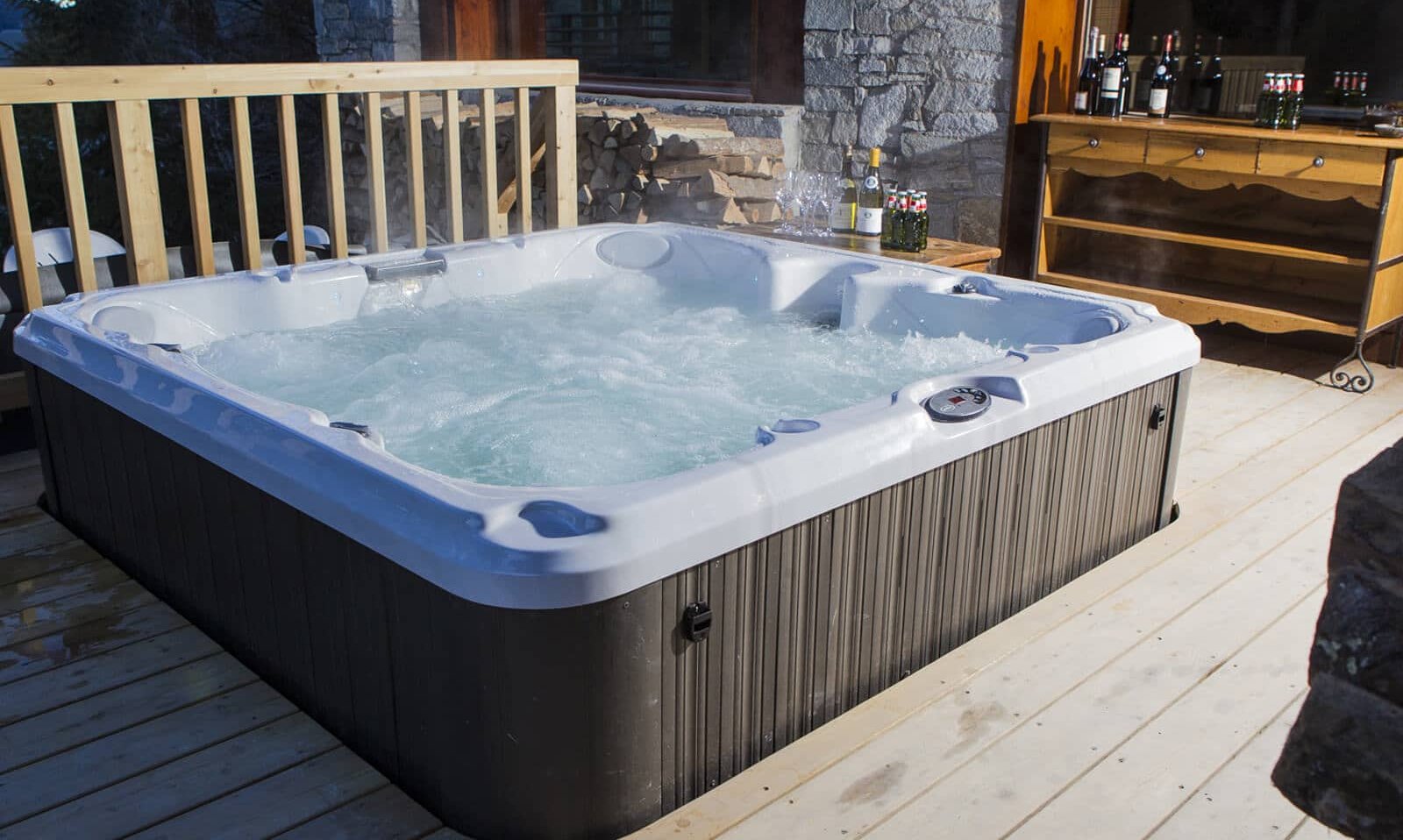 The outdoor Hot Tub at Chalet Le Yeti in Meribel