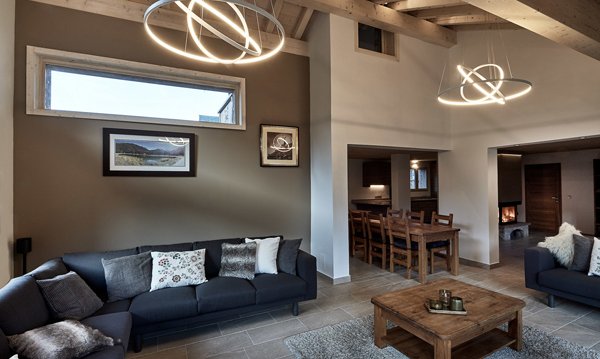 Living room and dining area.in Chalet Le Bouquetin in Meribel