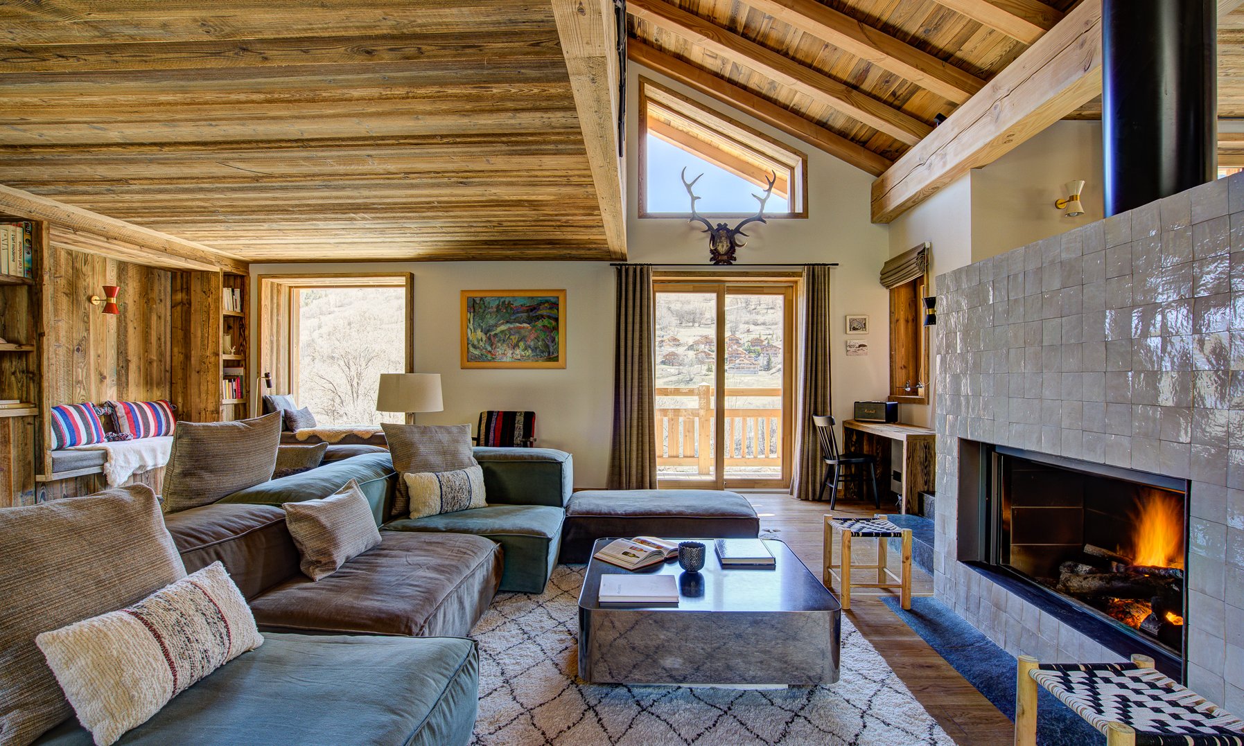 The Living room with fireplace in Chalet Bergeronnette Meribel Nantgerel