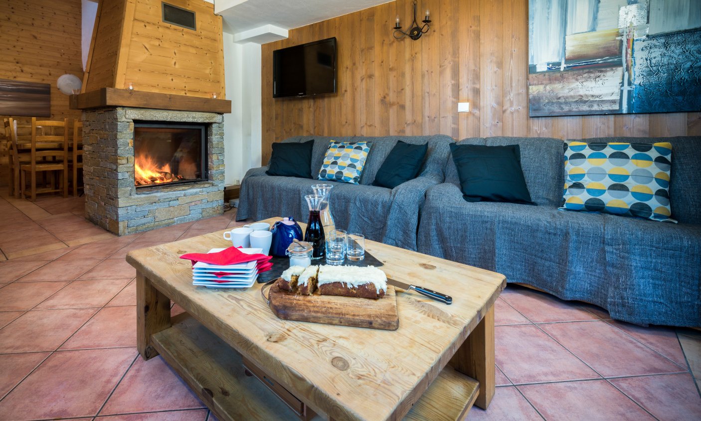 The living room with fireplace in Chalet Topaz La Tania