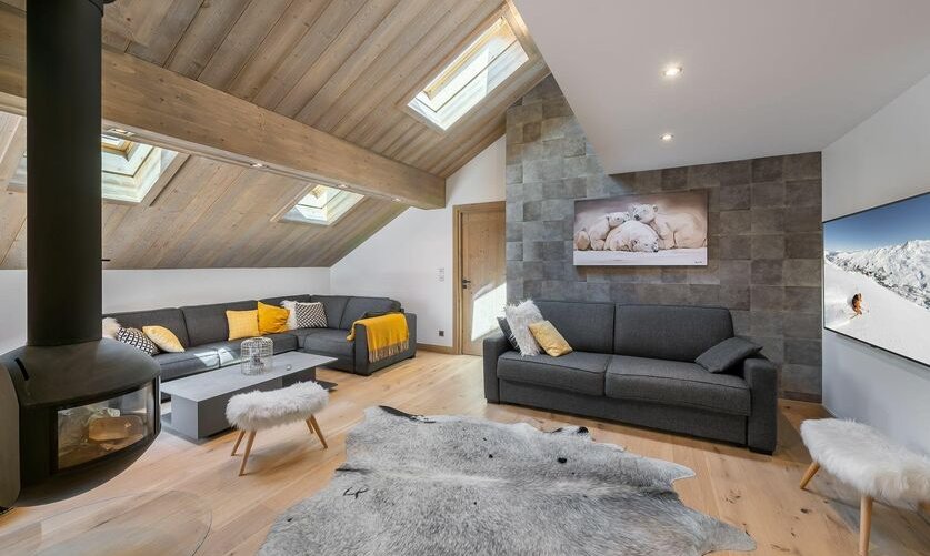 The Living room with a fireplace in Apartment Le Glaciers 12 Meribel