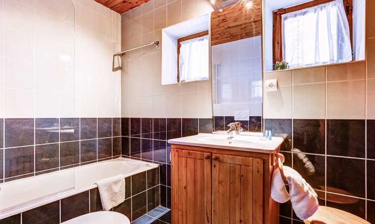 A bathroom in Chalet Cecilia Meribel