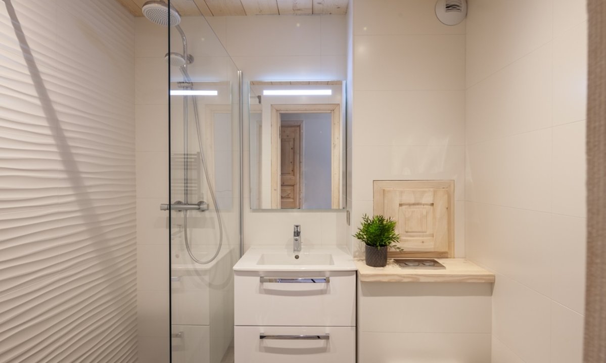 An ensuite Shower rooms in Chalet Chardon Meribel