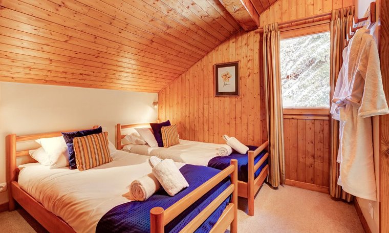 A twin bedroom in Chalet Cecilia Meribel