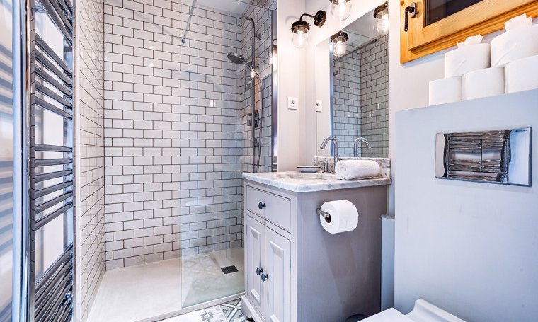 A shower room in Chalet Quatre Meules Meribel