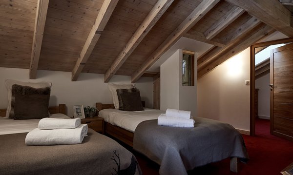 A twin bedroom in Chalet Le Bouquetin in Meribel