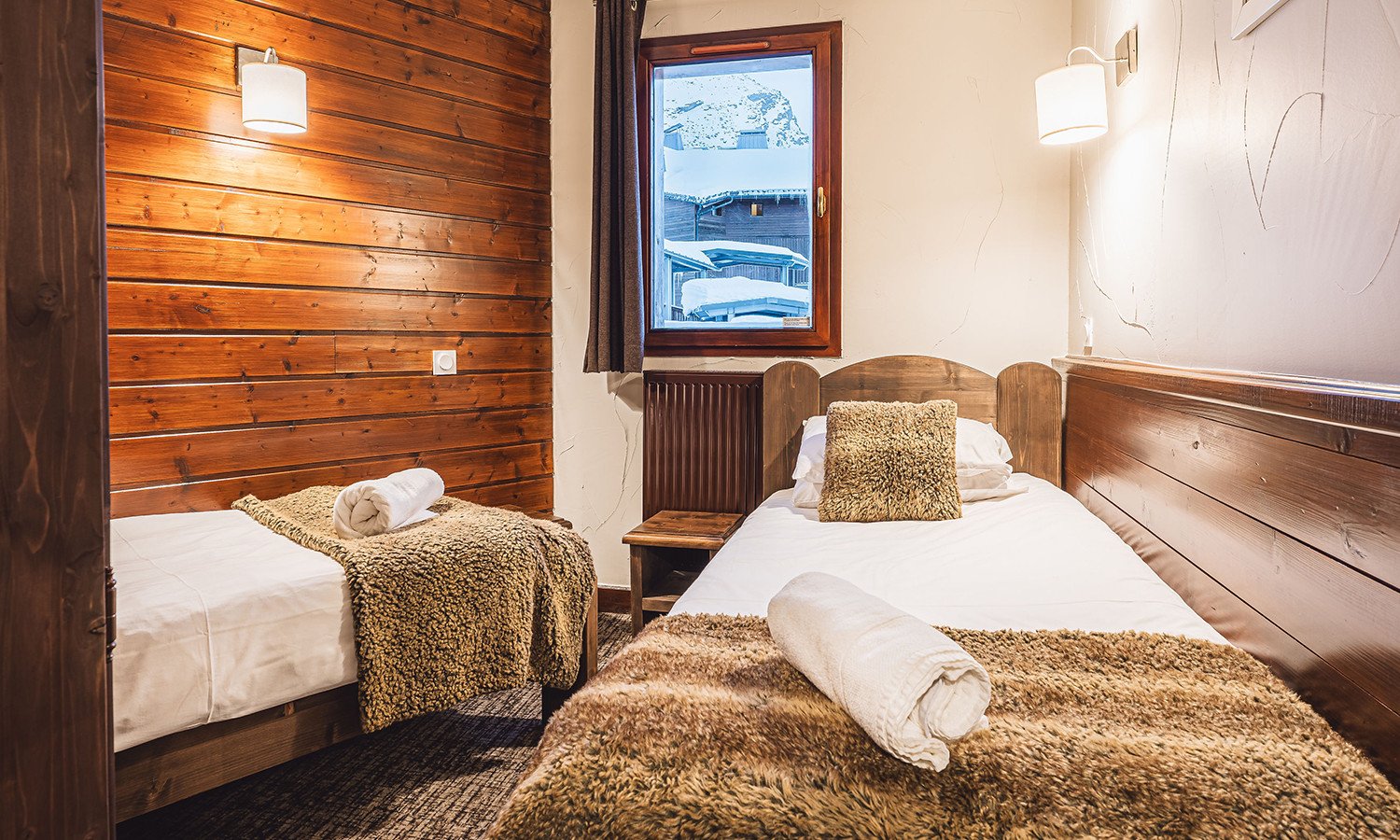 A twin bedroom in Chalet Libra Val Thorens