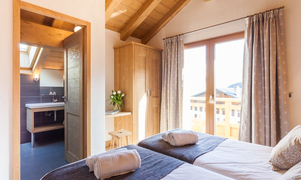 Twin bedroom with ensuite bathroom in Chalet Les Sauges in Meribel Les Allues