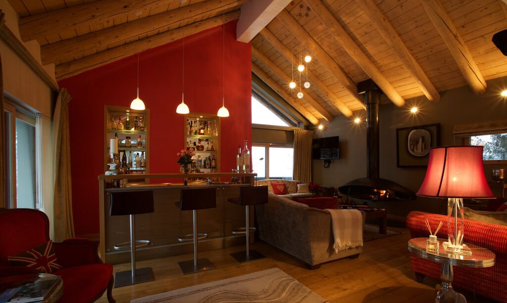 Chalet Arolla Bar and Living Room