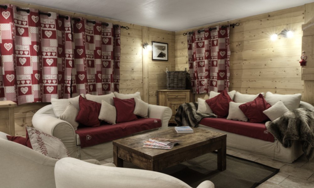 Spacious living room in Chalet Blanche