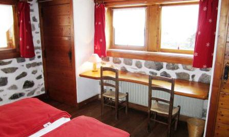Twin bedroom in Chalet Altitude 1600 in Meribel