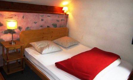 Double bedroom in Chalet Altitude 1600 in Meribel