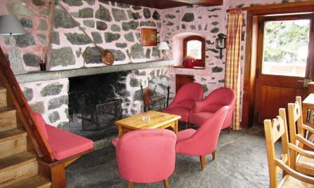 Living area with fireplace in Chalet Altitude 1600 in Meribel