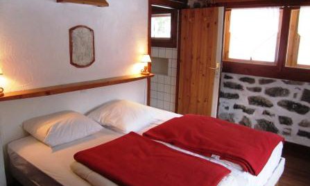 Twin bedroom in Chalet Altitude 1600 in Meribel