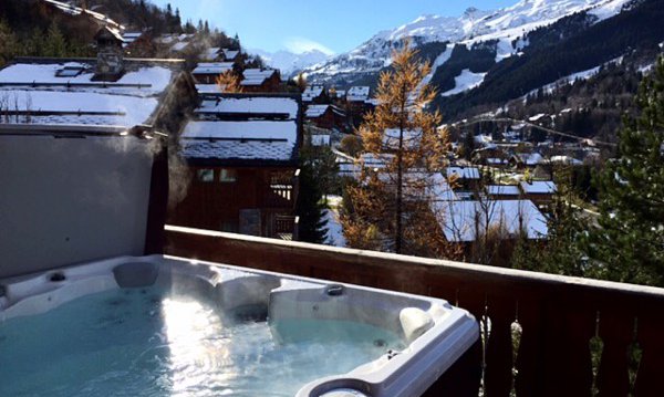 The outdoor Hot tub in Chalet Chardon in Meribel