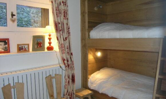 Bedroom with bunkbeds in apartment Le Coeur de Meribel