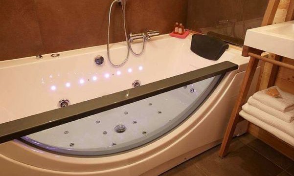 Chalet Croquette Jacuzzi Bath