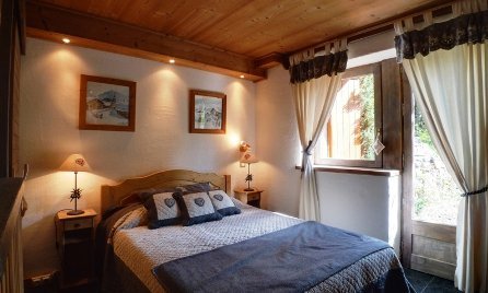 Lovely double bedroom in chalet La Fugue Meribel