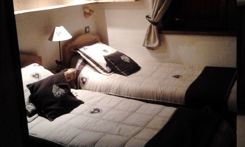 Twin bedroom in Chalet La Fugue Meribel