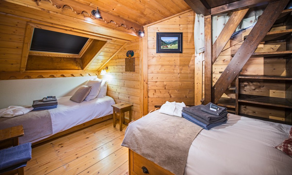 Twin Bedroom Chalet Genepi