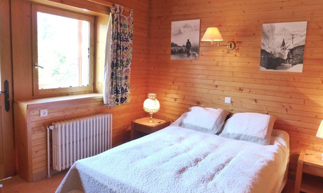 Double bedroom with balcony in Chalet La Renarde