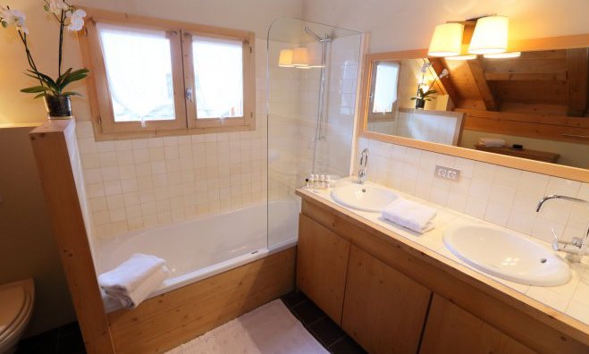 Lovely bathroom with double sinks