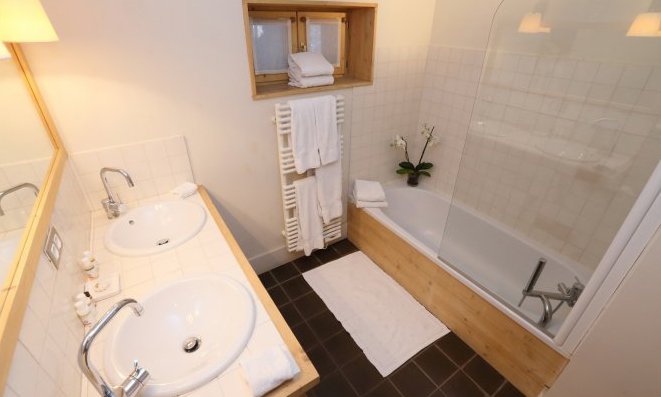 Double Sinks and Deep Baths in Chalet Griottes