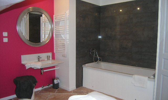 Spacious bathroom in apartment Le Centre in Meribel