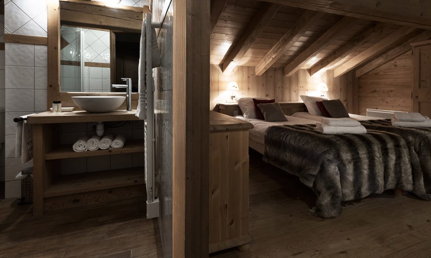 En suite chalet bedroom