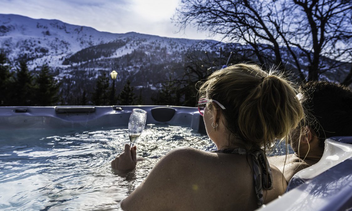 Chalet Braye Hot Tub Bubbles in the Sun