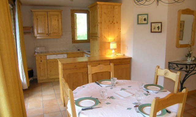 Dining and kitchen area in Apartment Grand Duc in Meribel