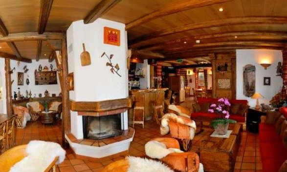 Comfortable lounge and bar in Hotel Le Merilys in Meribel