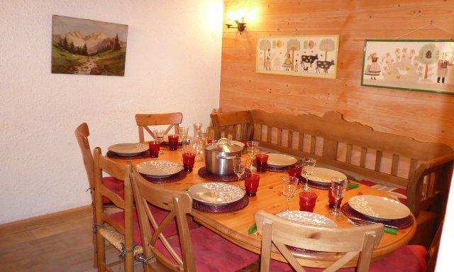 Dining area in apartment Petaru Meribel
