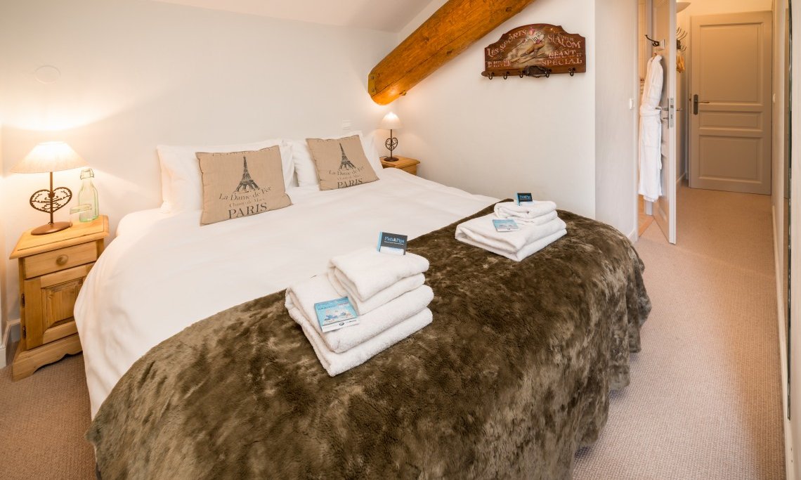 Double/Twin bedroom in Chalet Le Christope in Meribel Village