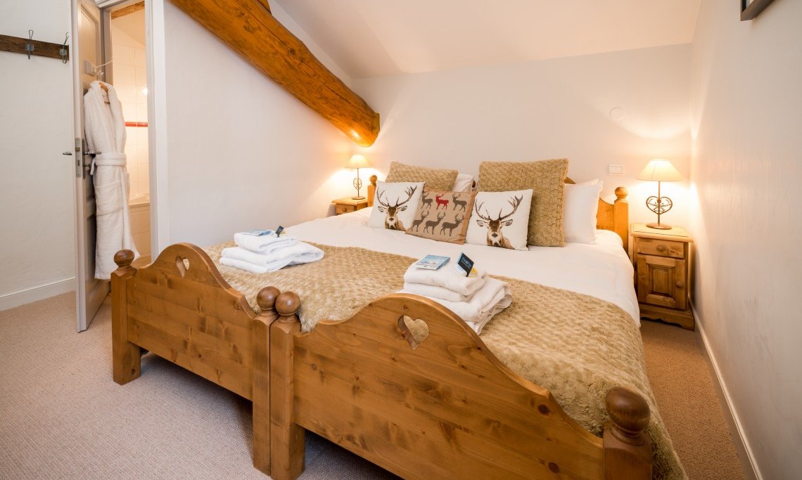 Double/Twin bedroom in Chalet Le Christope in Meribel Village