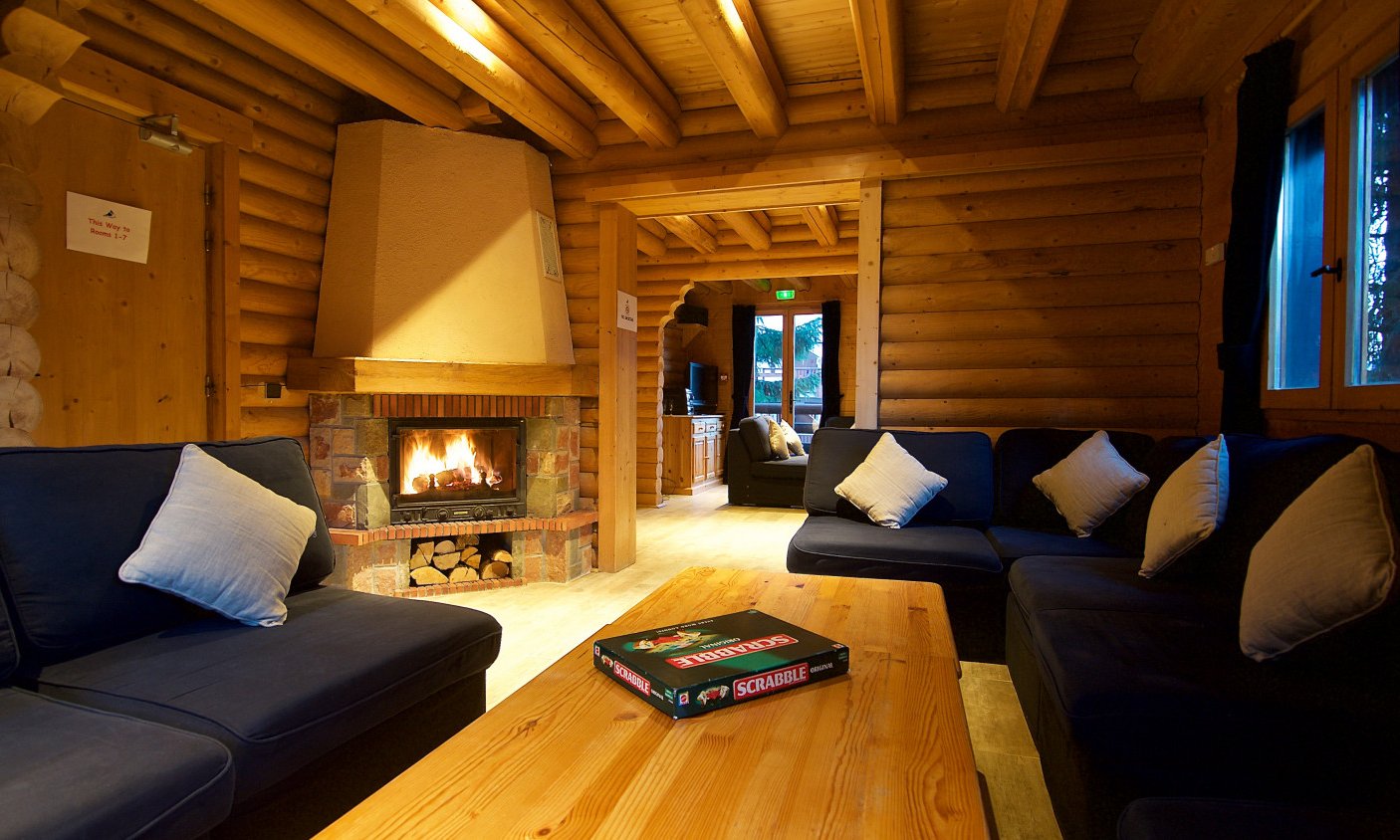 The Living room with a fireplace in Chalet Christine La Tania