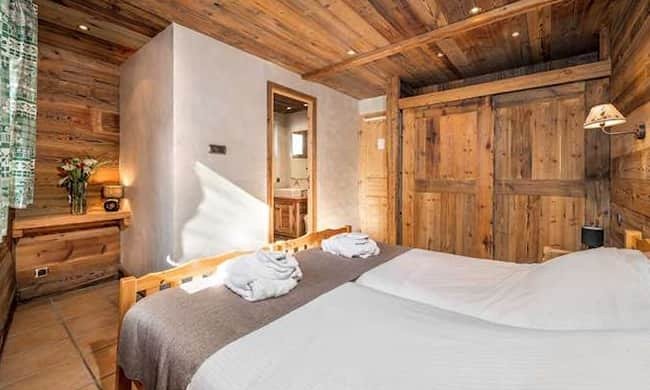 Twin bedroom with shower room and wc in Chalet Lou Trave Meribel