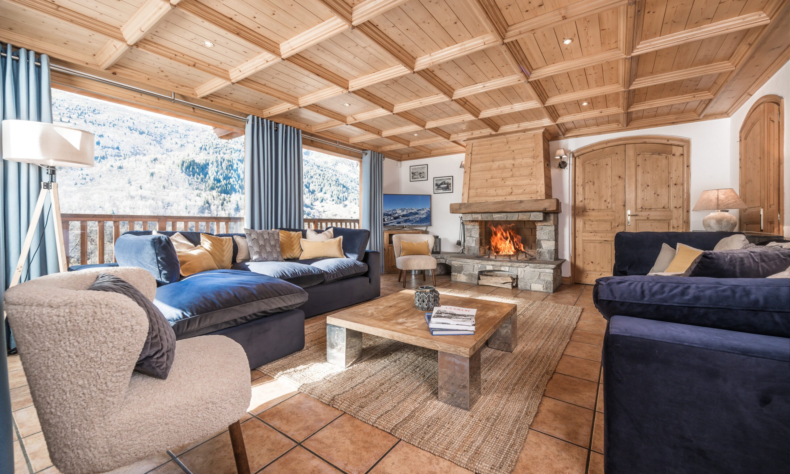 The living room with fireplace in Chalet Iamato Meribel Village