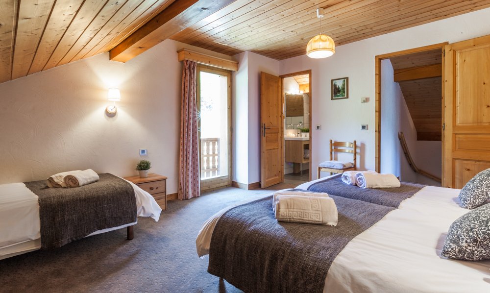 Twin bedroom and bathroom in Chalet Charmille Meribel