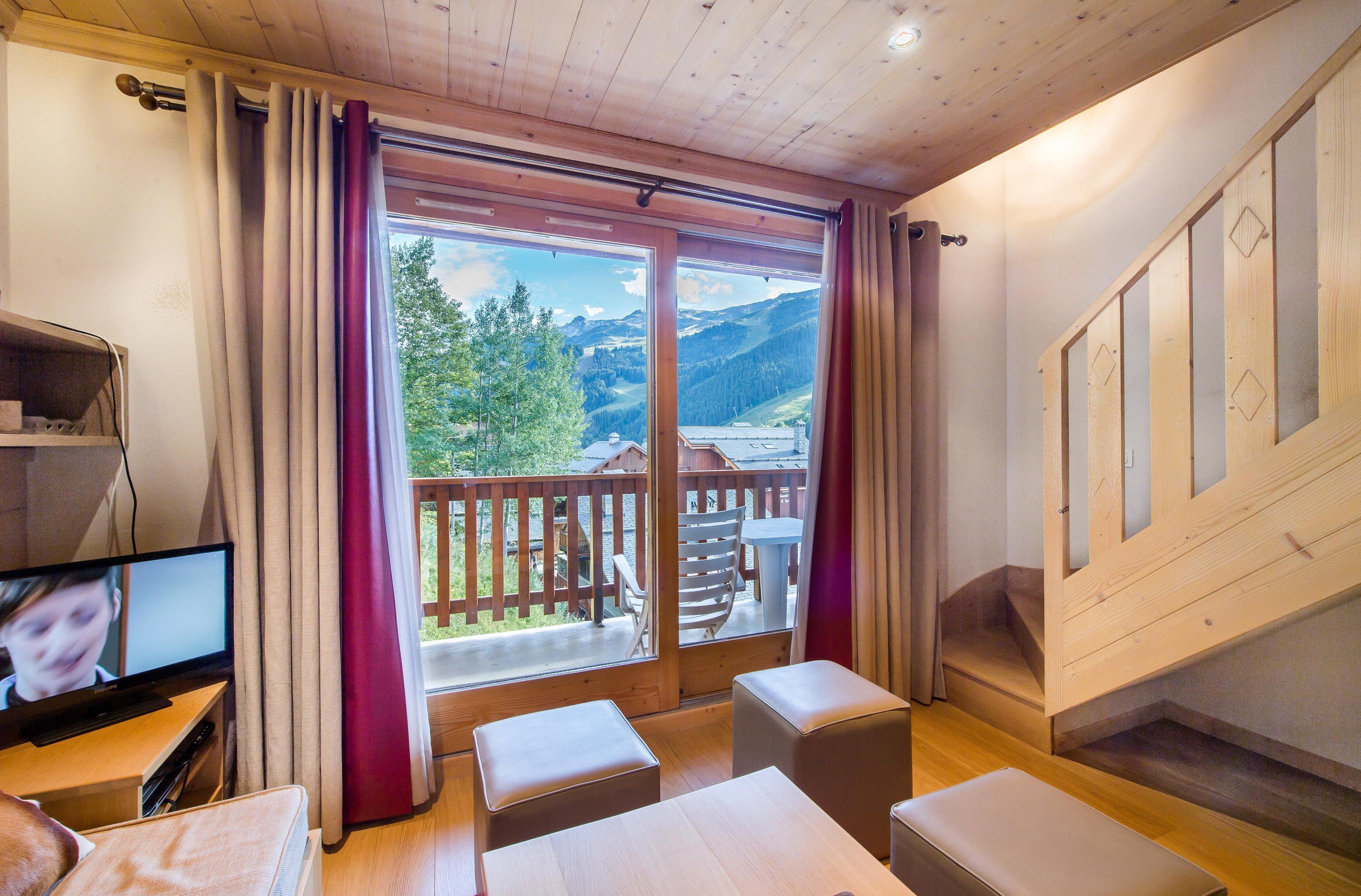 Apartment with balcony and mountain view